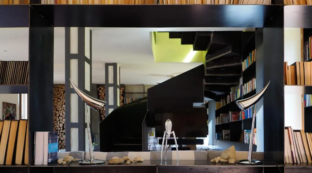 Bibliotheek met open haard